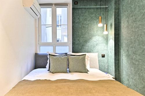 une chambre avec un lit avec une fenêtre dans l'établissement Apartment Cosy & Design Montorgueil, à Paris