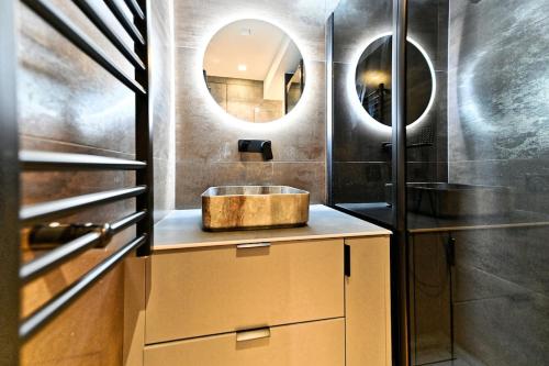 une salle de bain avec deux lavabos et deux miroirs dans l'établissement Apartment Cosy & Design Montorgueil, à Paris
