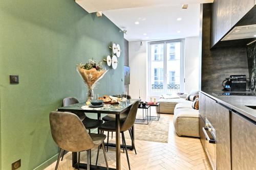 une cuisine et un salon avec une table et des chaises dans l'établissement Apartment Cosy & Design Montorgueil, à Paris