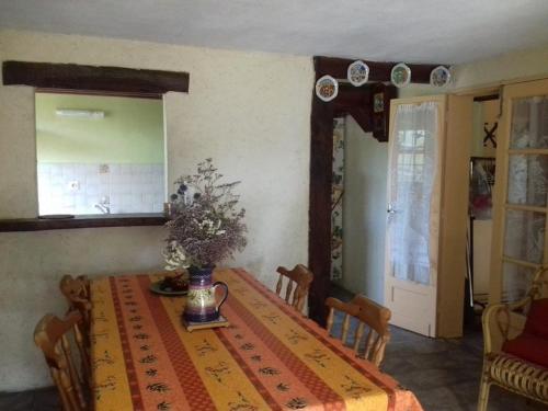 une salle à manger avec une table et des chaises ainsi qu'une chambre avec une porte dans l'établissement Maison à la campagne, à Saint-Avit-Saint-Nazaire