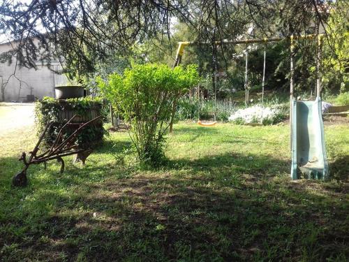 une cour avec une balançoire et une cour dans l'établissement Maison à la campagne, à Saint-Avit-Saint-Nazaire