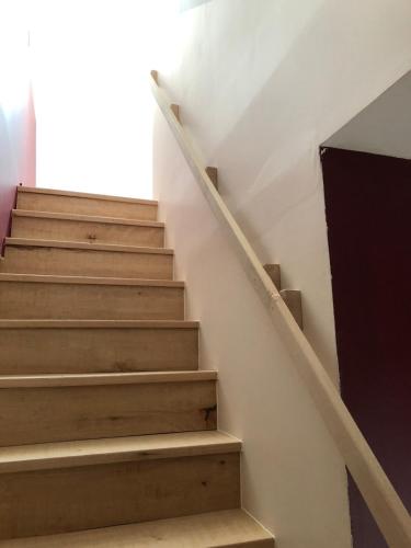 - un escalier dans une maison avec un escalier dans l'établissement Quiet studio, à Saint-Mars-sous-Ballon