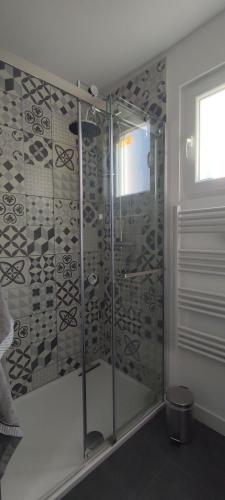 une douche avec une porte vitrée dans une salle de bain dans l'établissement Maison au cœur du Var, à Sillans-la-Cascade