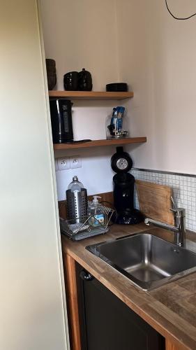 une cuisine avec un évier et un plan de travail dans l'établissement Gîte 3 personnes Fécamp-Etretat, à Ganzeville