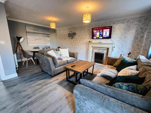 a living room with two couches and a table at Cedar - AwayOnBusiness in Eastleigh
