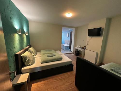 una piccola camera da letto con un letto in una stanza di Antwerp SportPlaza ad Anversa