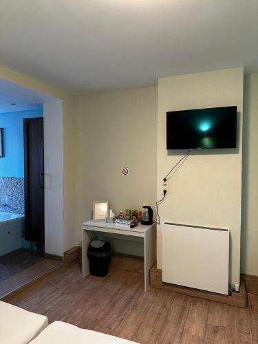 Camera con scrivania e TV a parete. di Antwerp SportPlaza ad Anversa
