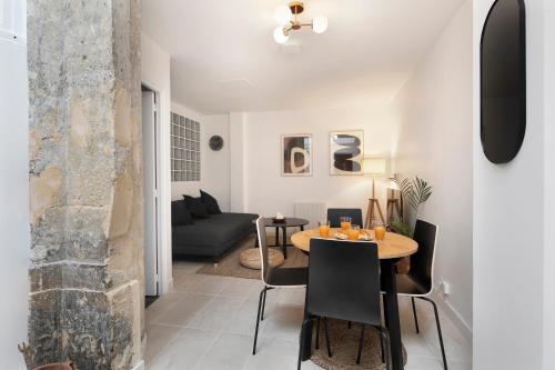 un salon avec une table et un canapé dans l'établissement Au Maire - Appartement familiale, à Paris