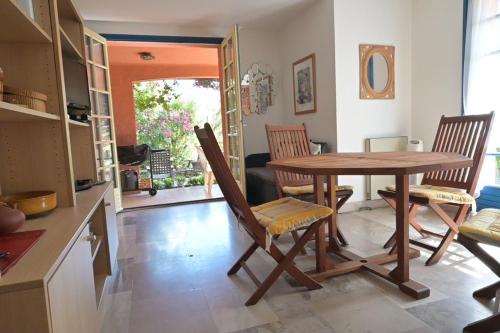 - une cuisine avec une table et des chaises en bois dans l'établissement Appartement collioure, à Collioure