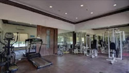 卡尔贾特Ivy Bliss Studio with Private Pool, B 05, Karjat的大型客房内的健身房,配有健身器材