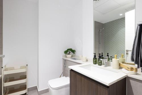 a bathroom with a sink and a toilet at شقة استوديو فاخرة في الزاهية الشارقة - cozy Studio in Sharjah