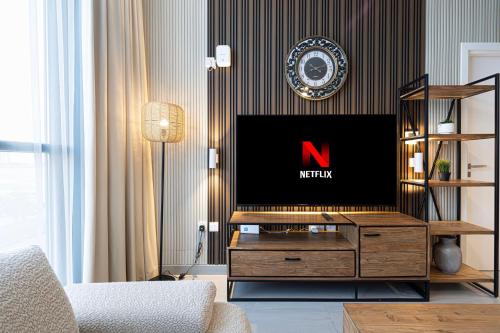 TV a/nebo společenská místnost v ubytování 1-Bedroom With Living Room Apartment in Al Mamsha - Golden horn