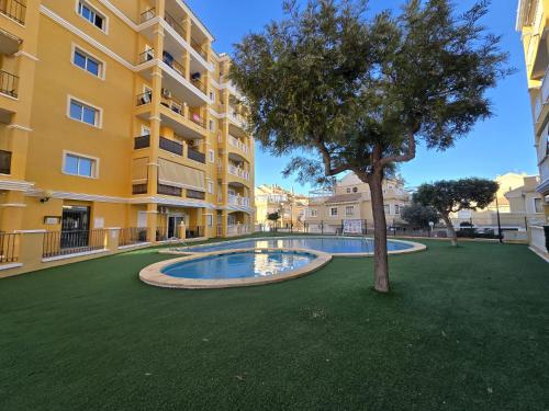 Πισίνα στο ή κοντά στο Sunny ground floor apartment with a large terrace and direct access to the pool