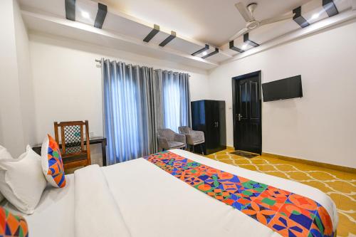 une chambre avec un grand lit dans une pièce dans l'établissement FabHotel The Heritage, à New Delhi