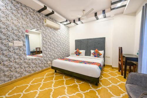 une chambre avec un lit, un miroir et un bureau dans l'établissement FabHotel The Heritage, à New Delhi