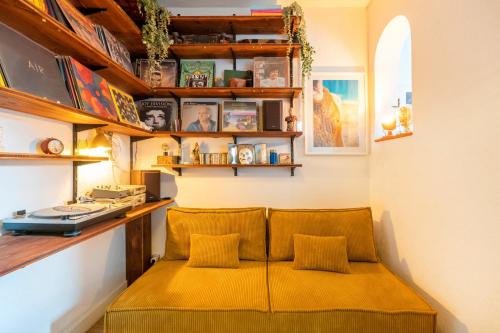 une chaise jaune dans une chambre avec un bureau dans l'établissement Appartement Mignon, Plein Centre, à Biarritz