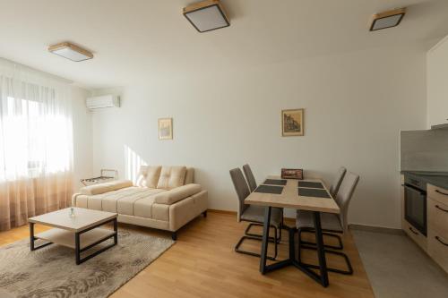 Uma área de estar em KAME apartmani 亀