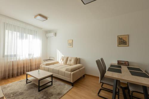 Uma área de estar em KAME apartmani 亀