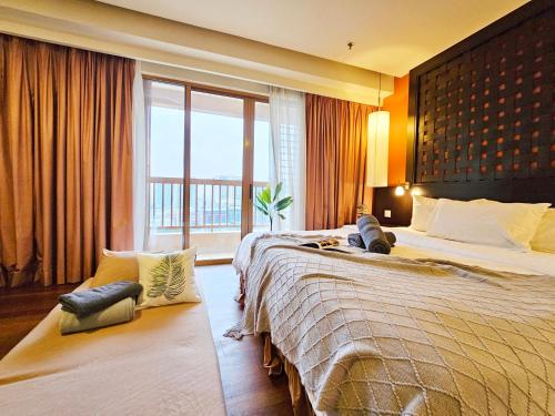 a bedroom with a large bed and a large window at Sunway Resort Suite #29 1- 6paxs Sunway Lagoon Pyramid in Petaling Jaya