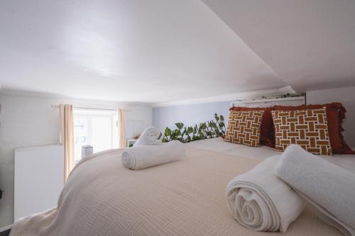 une chambre avec un grand lit avec des serviettes dessus dans l'établissement Charmant studio au cœur du 16ᵉ, à Paris