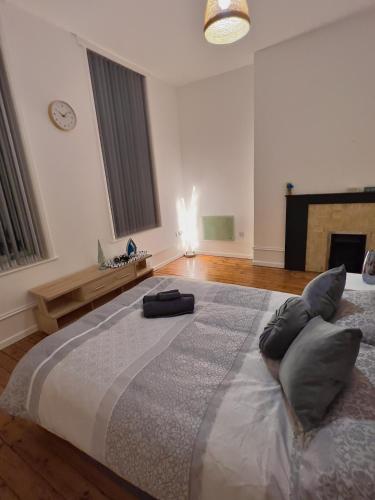 Katil atau katil-katil dalam bilik di CityZenHaven - Cosy Chic 2BR Apartment Sleeps 5 Sheffield City Centre