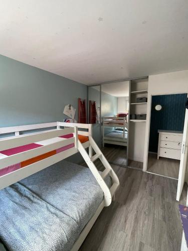 Il comprend une chambre avec des lits superposés et une cuisine. dans l'établissement Appartement calme et cosy, à Sèvres