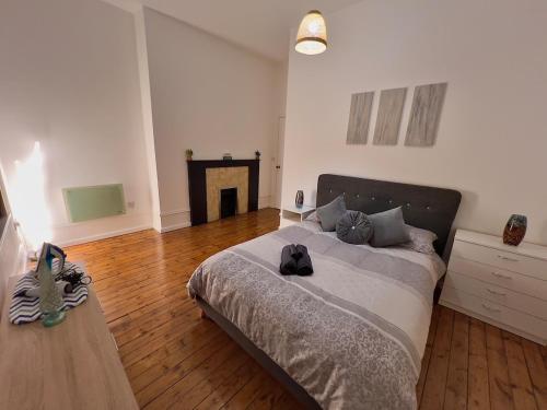 Katil atau katil-katil dalam bilik di CityZenHaven - Cosy Chic 2BR Apartment Sleeps 5 Sheffield City Centre