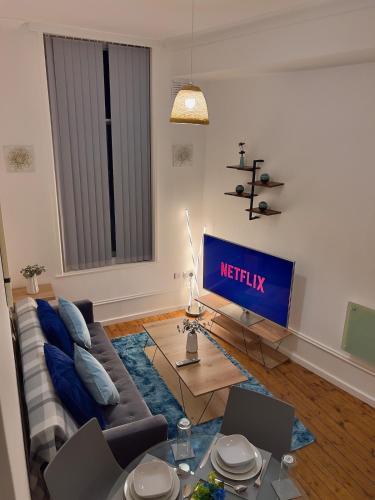 Ruang duduk di CityZenHaven - Cosy Chic 2BR Apartment Sleeps 5 Sheffield City Centre