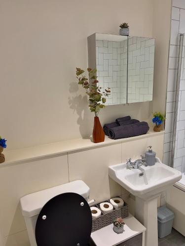 Bilik mandi di CityZenHaven - Cosy Chic 2BR Apartment Sleeps 5 Sheffield City Centre