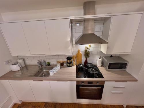 Dapur atau dapur kecil di CityZenHaven - Cosy Chic 2BR Apartment Sleeps 5 Sheffield City Centre