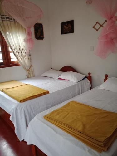Postel nebo postele na pokoji v ubytování Sapugolla Family Resort