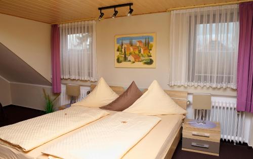 Un pat sau paturi într-o cameră la Hotel Rosenflora