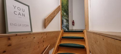 a set of stairs with green cushions in a room at Fine Living - Zentral nahe A2 mit Parkplatz Küche Arbeitsplatz in Peine