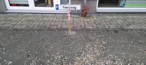 a sign that says fire king on a street at Fine Living - Zentral nahe A2 mit Parkplatz Küche Arbeitsplatz in Peine