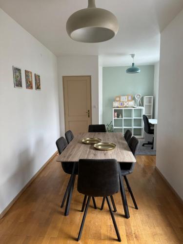 une salle à manger avec une table et des chaises en bois dans l'établissement Beau duplex proche centre, à Kaysersberg