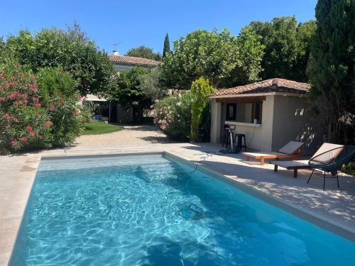 une piscine devant une maison dans l'établissement Villa contemporaine et minimaliste, aux Angles (Gard)