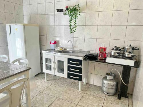 Η κουζίνα ή μικρή κουζίνα στο Paulinos Flat, Ubajara CE