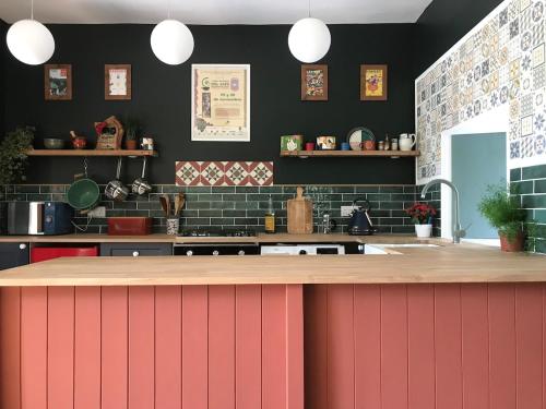 ครัวหรือมุมครัวของ Gorgeous boutique off-grid cottage near Peebles