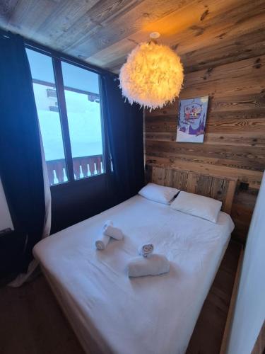 une chambre avec un lit avec deux serviettes dessus dans l'établissement RPP A108 -Magnifique apt 8pers - pied des pistes, à Tignes
