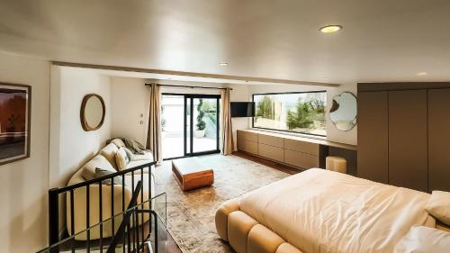 un dormitorio con una cama y un sofá en Versailles 2, en Bailly