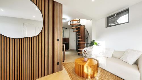 - un salon avec un canapé blanc et un miroir rond dans l'établissement Versailles 2, à Bailly