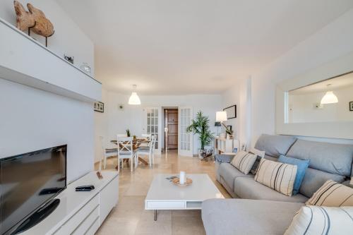 salon z kanapą i stołem w obiekcie LXR La Carihuela Sea Views 3HAB w mieście Torremolinos
