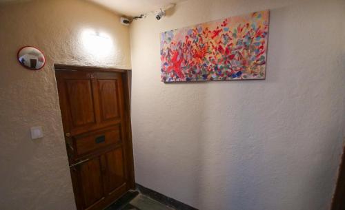 a painting hanging on a wall next to a door at Casa Juno in Aguada