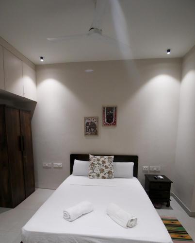 a bedroom with a large white bed with white sheets at Casa Juno in Aguada