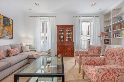 Elegant Spacious Apartment for 4 High Ceilings Natural Light Madrid