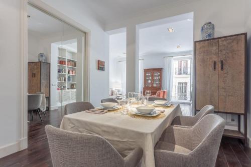 Elegant Spacious Apartment for 4 High Ceilings Natural Light Madrid
