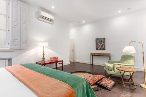 Elegant Spacious Apartment for 4 High Ceilings Natural Light Madrid