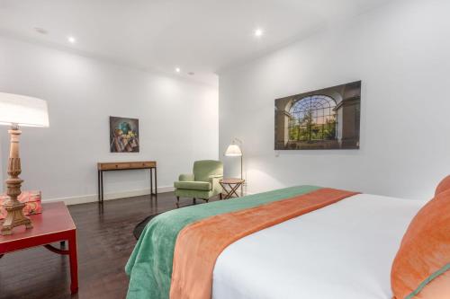 Elegant Spacious Apartment for 4 High Ceilings Natural Light Madrid
