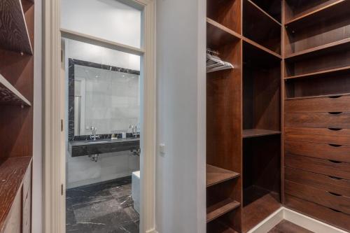 Elegant Spacious Apartment for 4 High Ceilings Natural Light Madrid