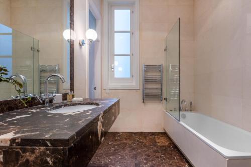 Elegant Spacious Apartment for 4 High Ceilings Natural Light Madrid